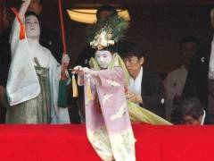太平の舞で祭の無事を祈願する