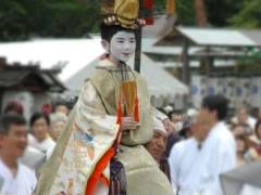 強力に担がれるお稚児さん