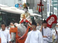 四条通を白馬で移動