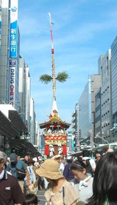 四条通での長刀鉾の曳き初めの様子