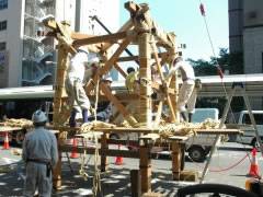 四条通での鉾建ての様子(長刀鉾)