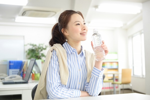 水分補給をする女性の写真