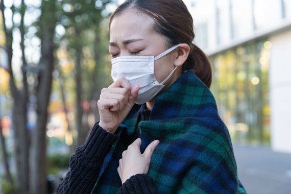 咳をする女性の写真