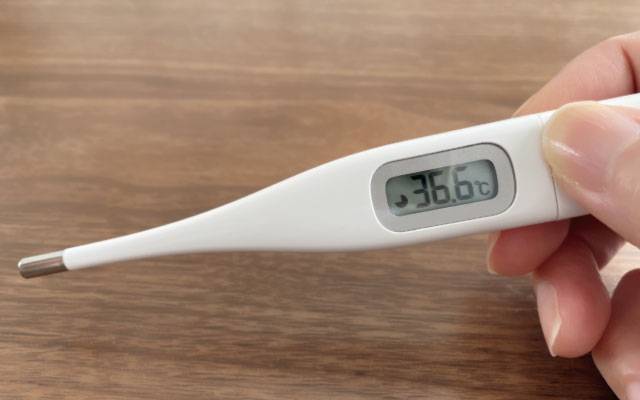健康的な人の体温36.6℃を表示する体温計