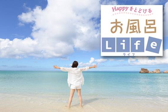 海で両手を広げてリラックスしている女性