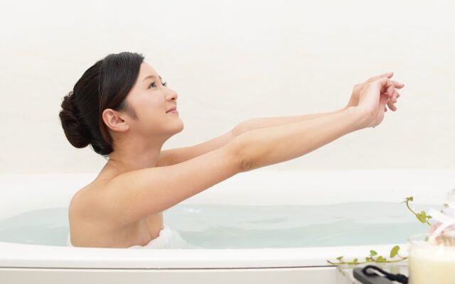 お風呂に入って体を温め、ヒートショックプロテイン（HSP）を増やしている女性