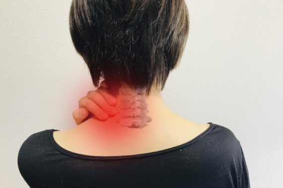 首に痛みを感じる女性