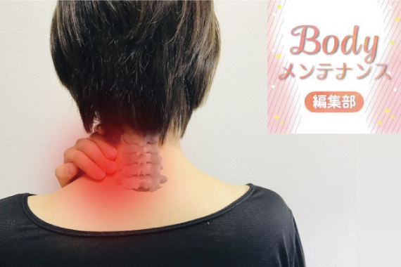 首にトラブルを抱えている女性の画像