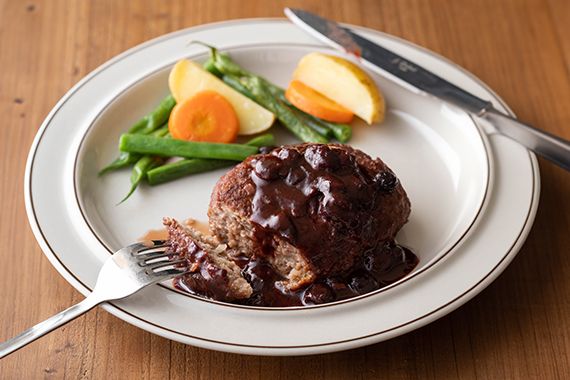 フルーティーなブルーベリージャム入りソースの「煮込みハンバーグ」