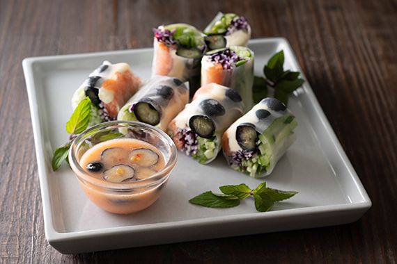 ブルーベリーのプチプチ食感を楽しめる「生春巻き」