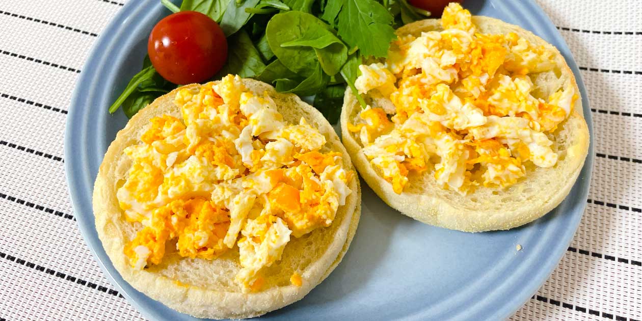 栄養たっぷり！ルテイン卵の「スクランブルエッグマフィン」｜COOK