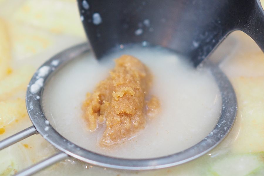 味噌を溶かす画像