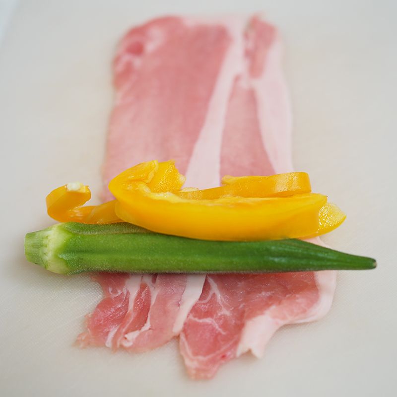 野菜を豚肉で巻く