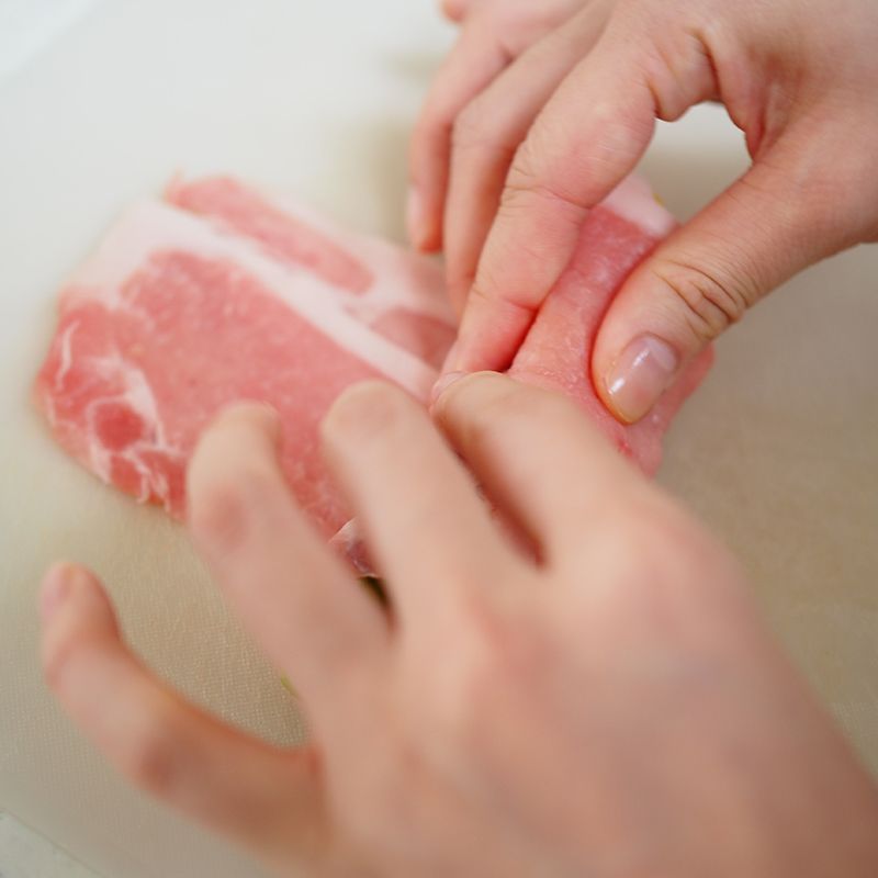 豚肉で巻くところ