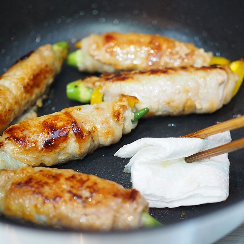 ティッシュで油を取りながら焼く