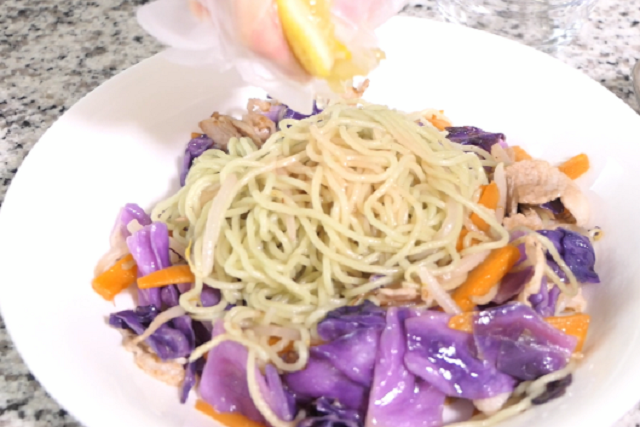 アントシアニンの不思議 むらさきキャベツの塩レモン焼きそば 調理編 Eye Salon アイサロン わかさ生活知恵袋 わかさ生活