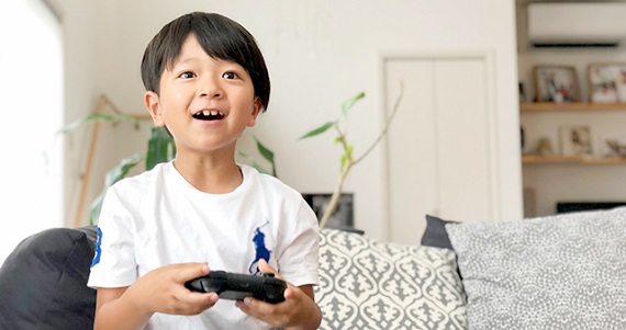 テレビゲームをする子どもの写真