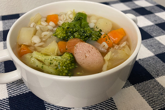 もち麦で血糖値を抑制！『野菜たっぷりもち麦スープ』