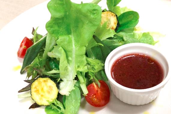 ブルーベリードレッシングの夏野菜サラダの写真