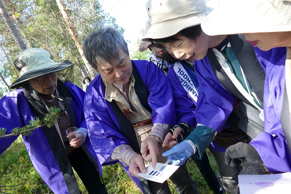 採れたての「ビルベリー」を使って実験！