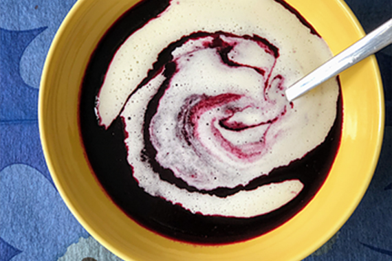 スウェーデンの伝統菓子をアレンジ♪「ブルーベリーグロットル」