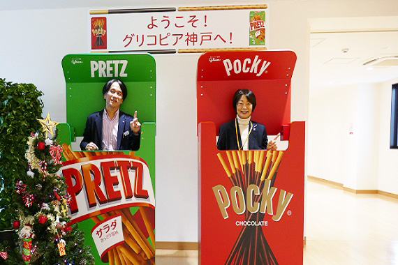 ポッキーとプリッツのモニュメントとともに写っている写真