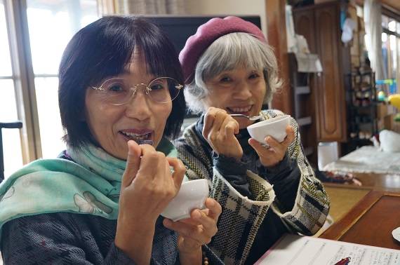 笑顔でお豆腐を食べる写真.jpg