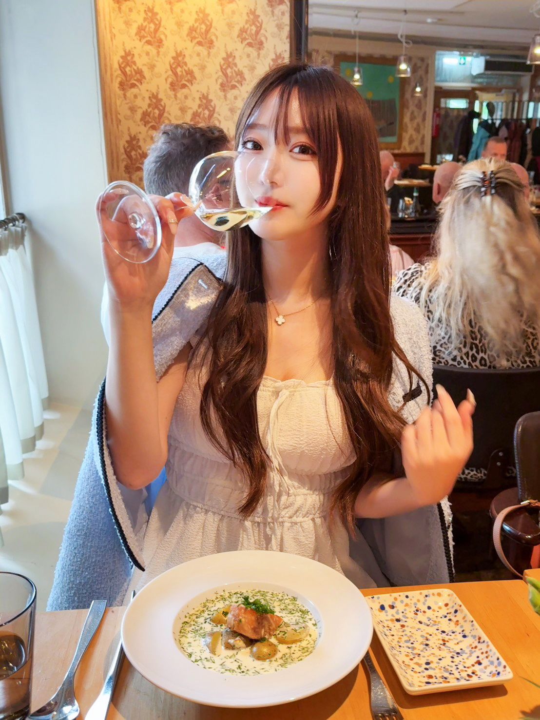 ワインを飲む