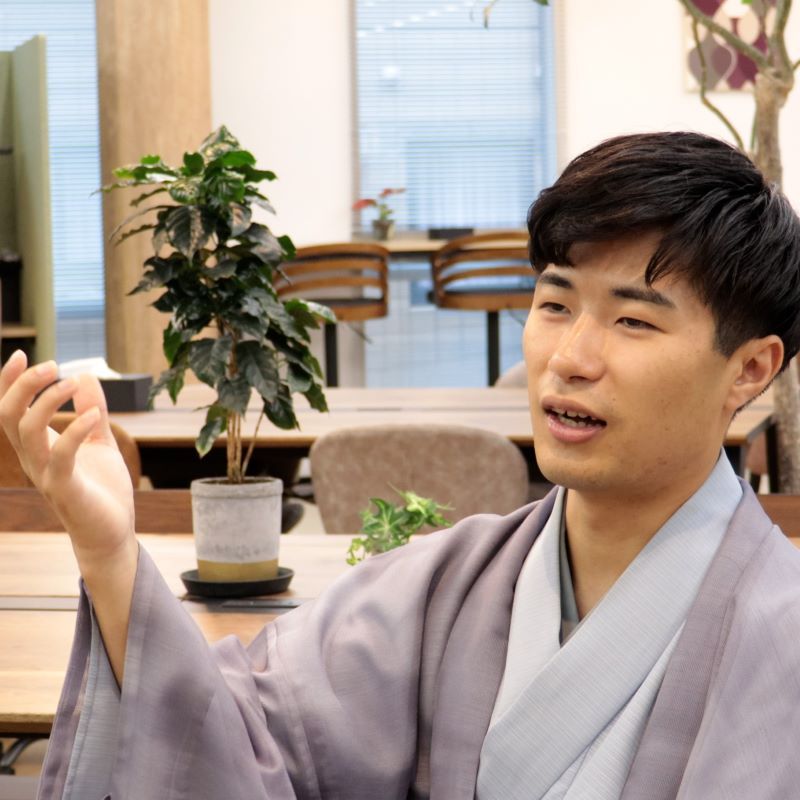 右手上げて話す桂枝之進