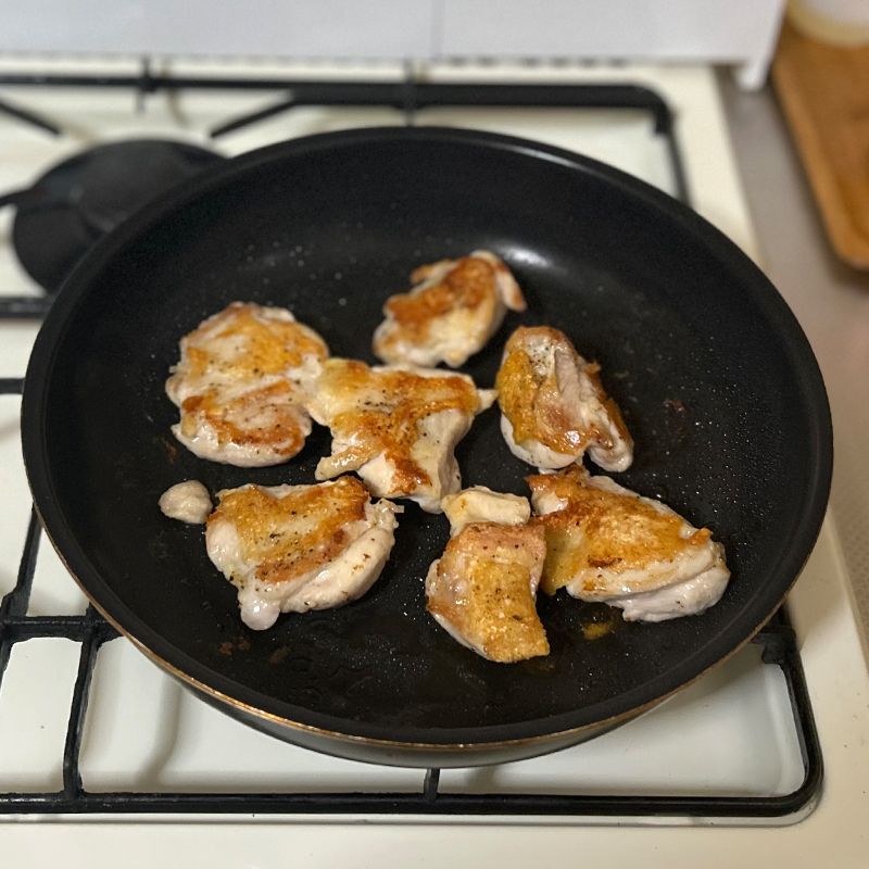 こんがり焼いたチキンの画像