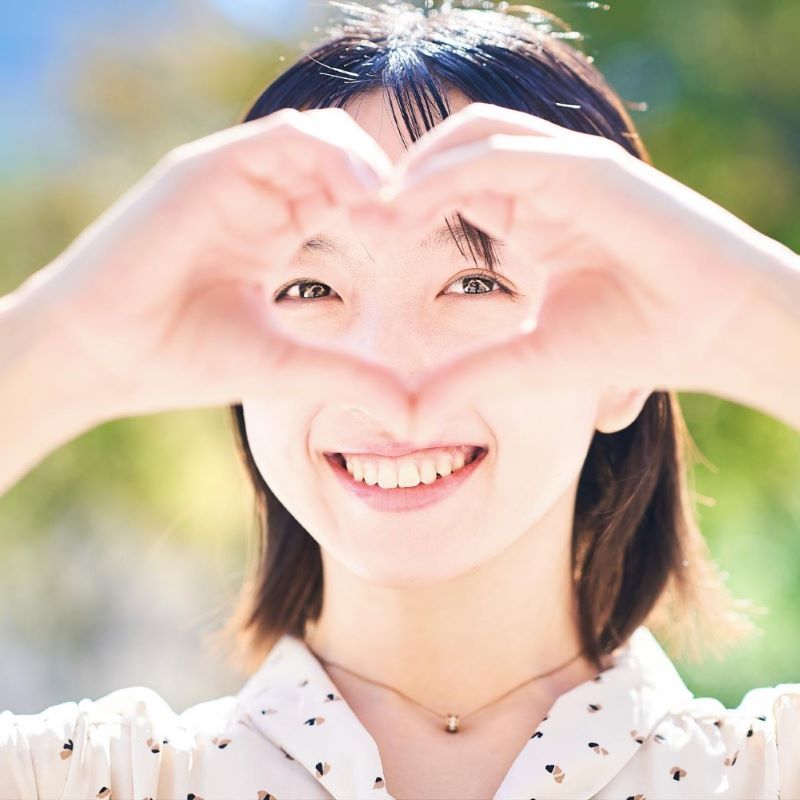 目めとでハートを作る女性