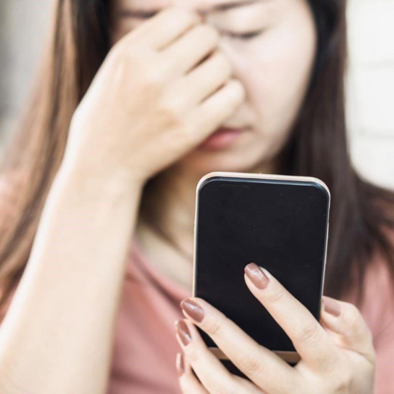 スマホを見ている女性