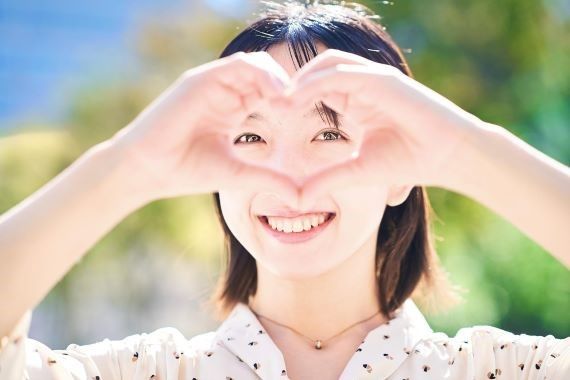 毎年10月の「目の愛護月間」は、目の健康を見直すチャンス。中高年から増えてくる疲れ目やアイフレイルなどのお悩みに備える、食事・睡眠・ケア習慣をわかりやすく解説。