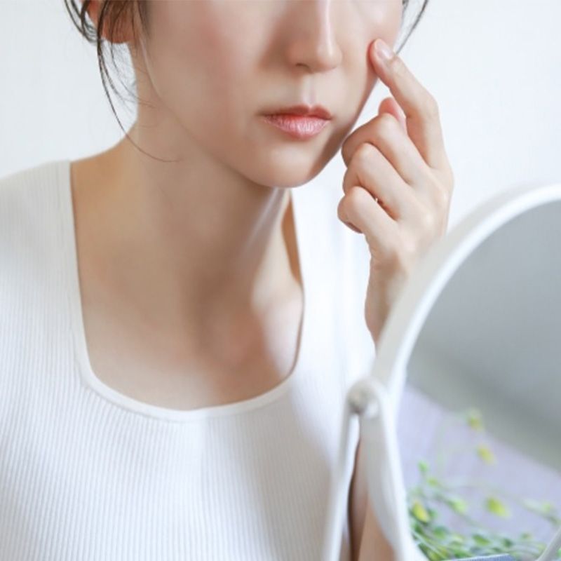 スマホを見ている女性