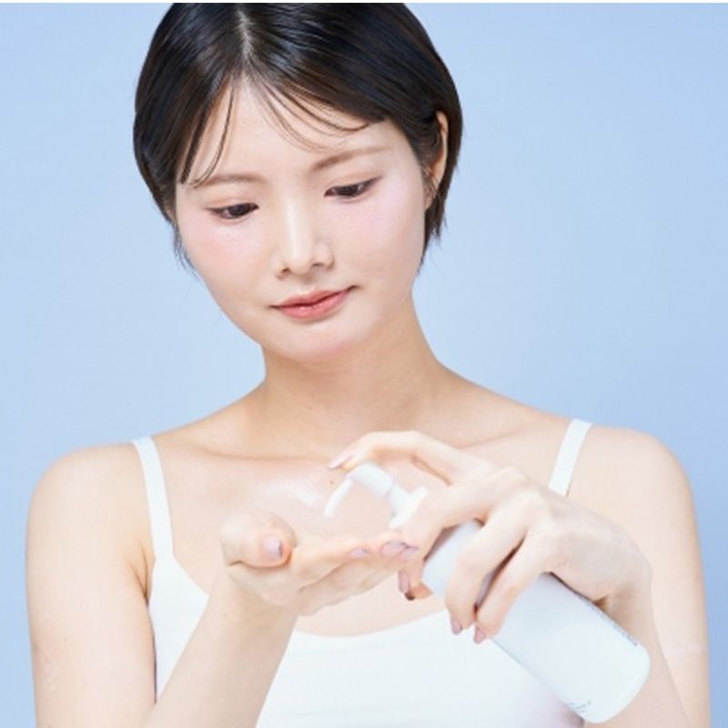 スマホを見ている女性