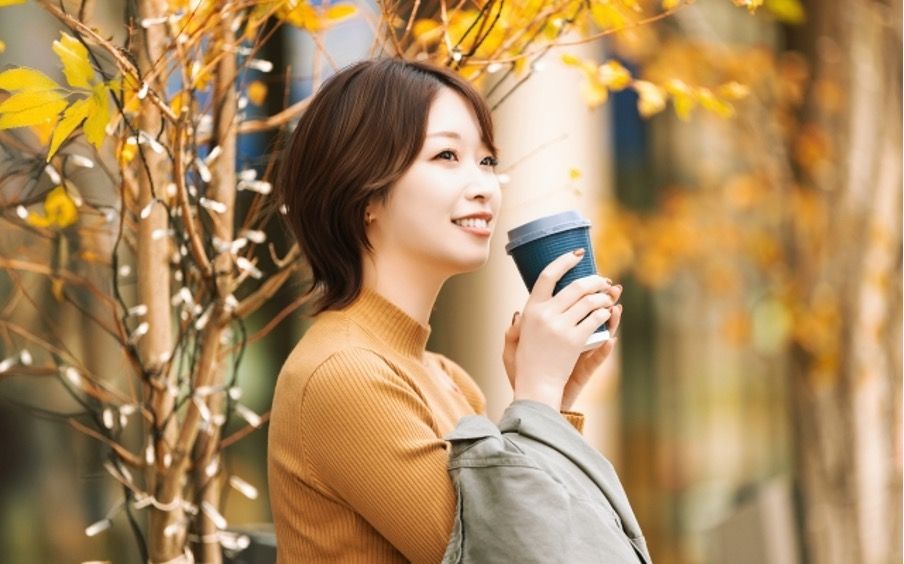 スマホを見ている女性