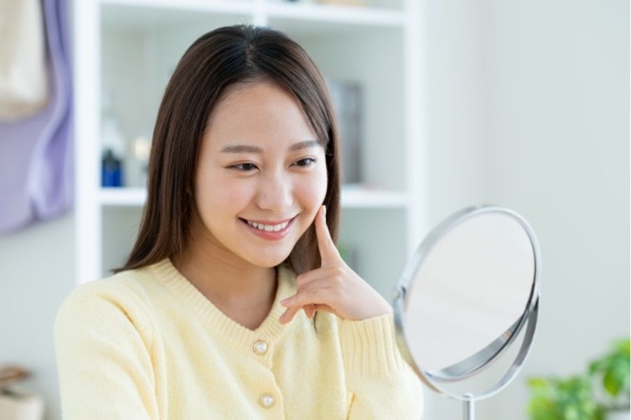 スマホを見ている女性