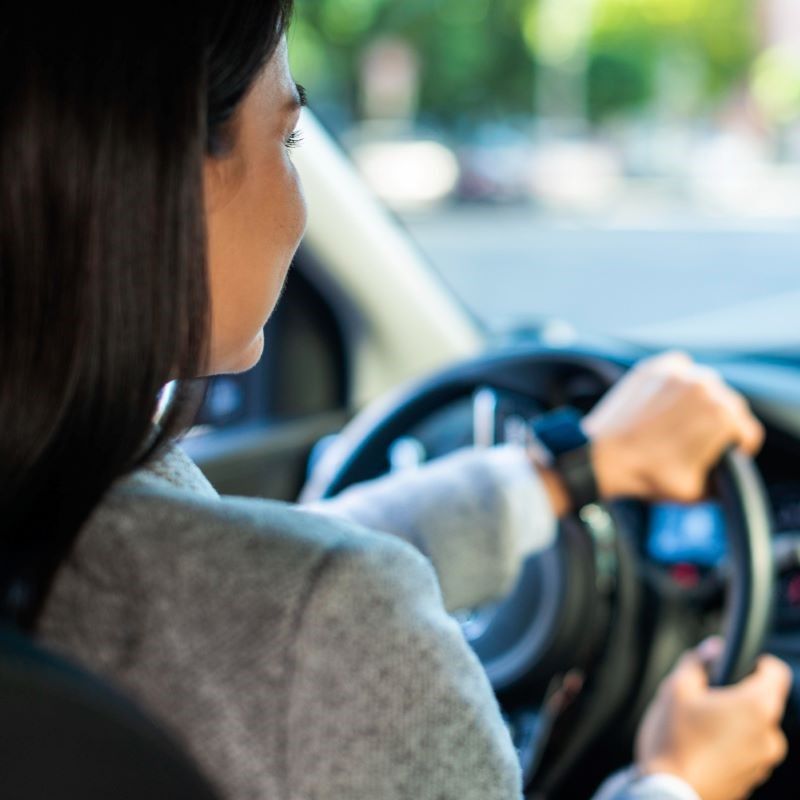 車の運転をする女性