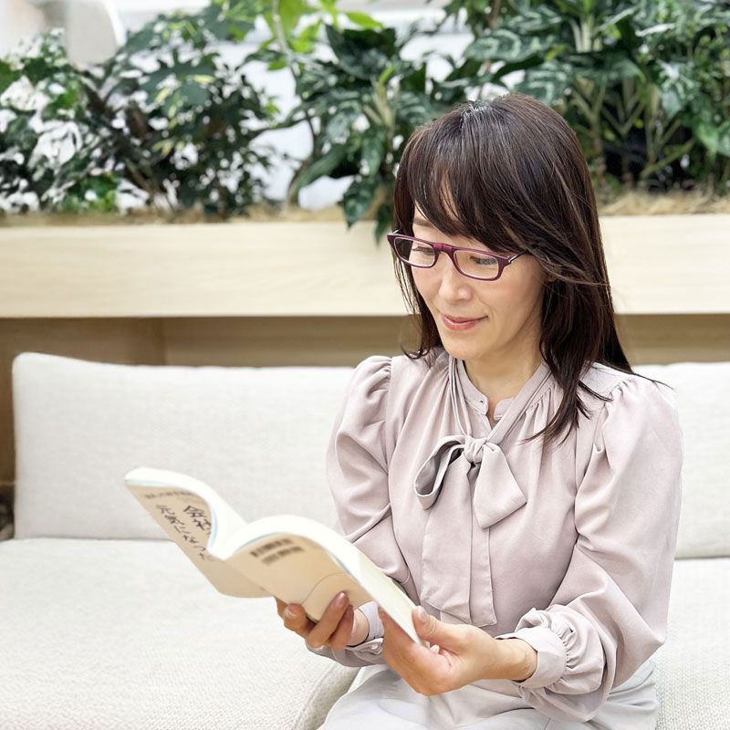 女性がメガネをかけている画像