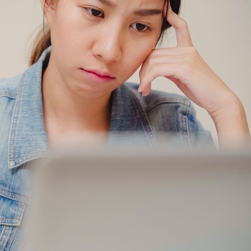 悩む女性の画像