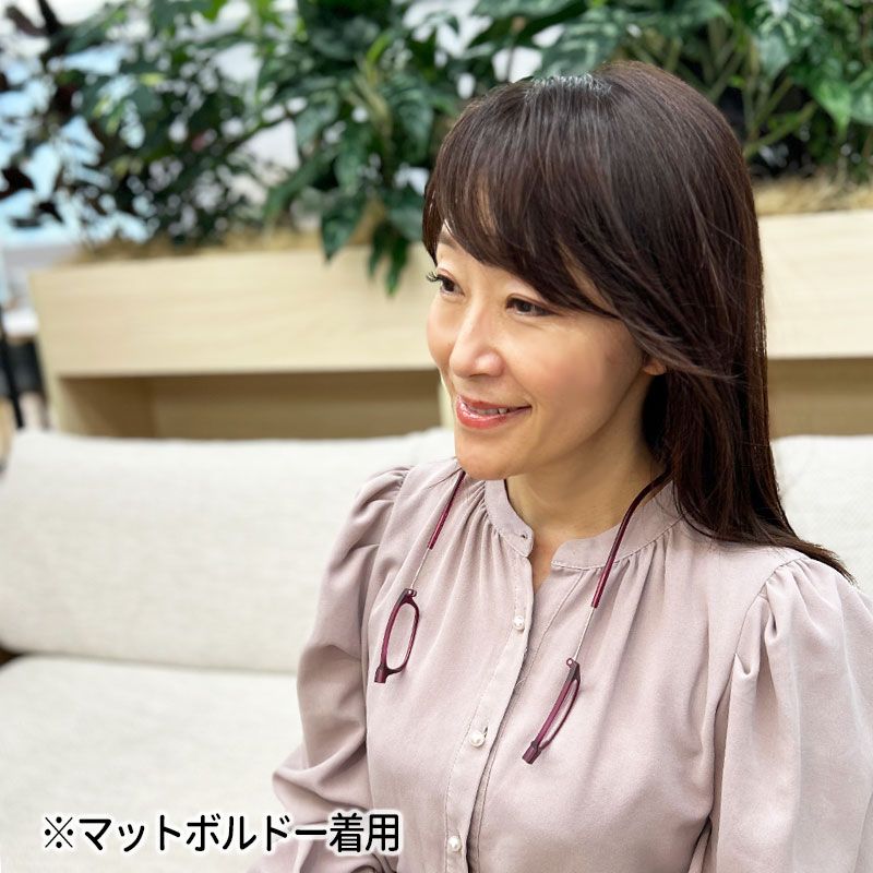 首からかけた女性の画像