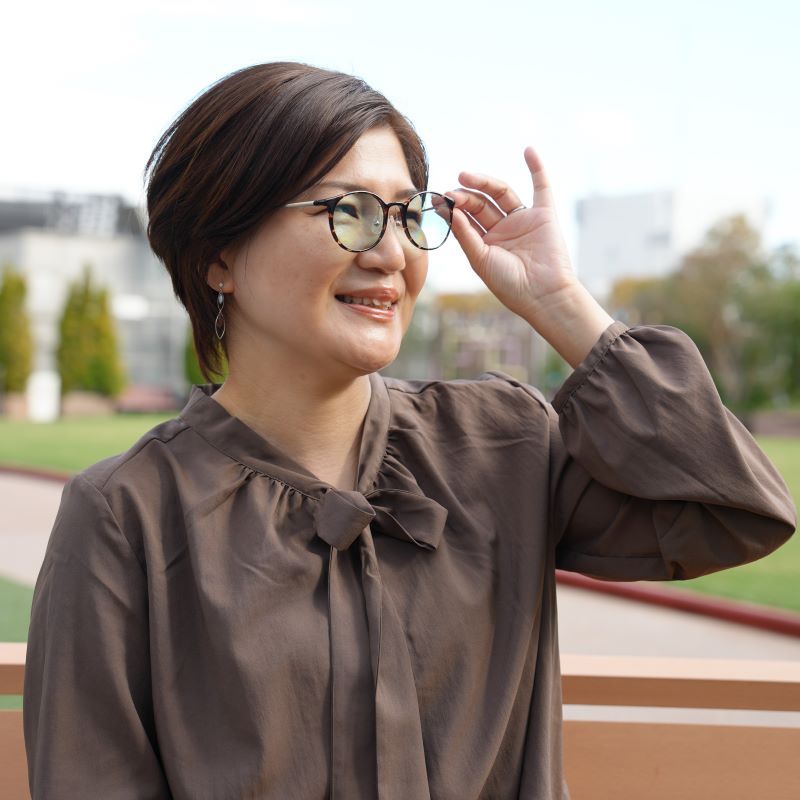 ブラウンゴールドを着用する女性