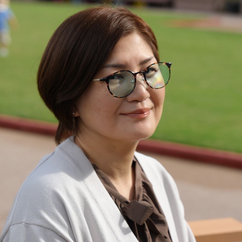 ブラウンゴールドを着用した女性のアップ