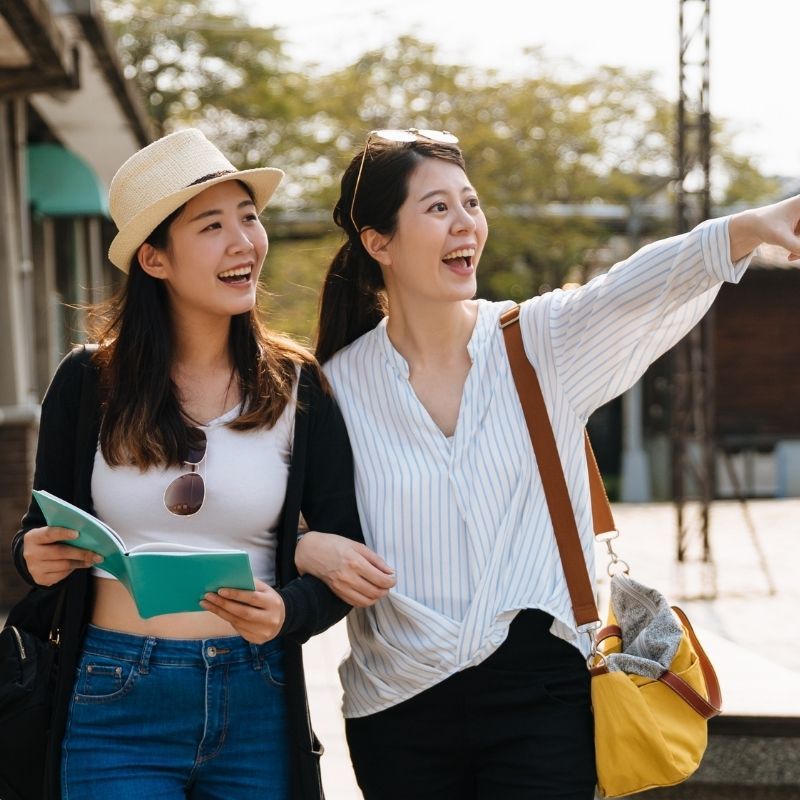 旅を楽しむ女性