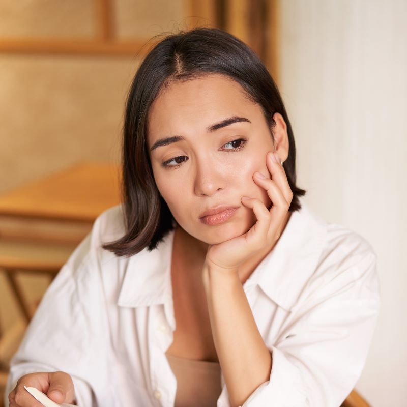 憂鬱そうな40代女性