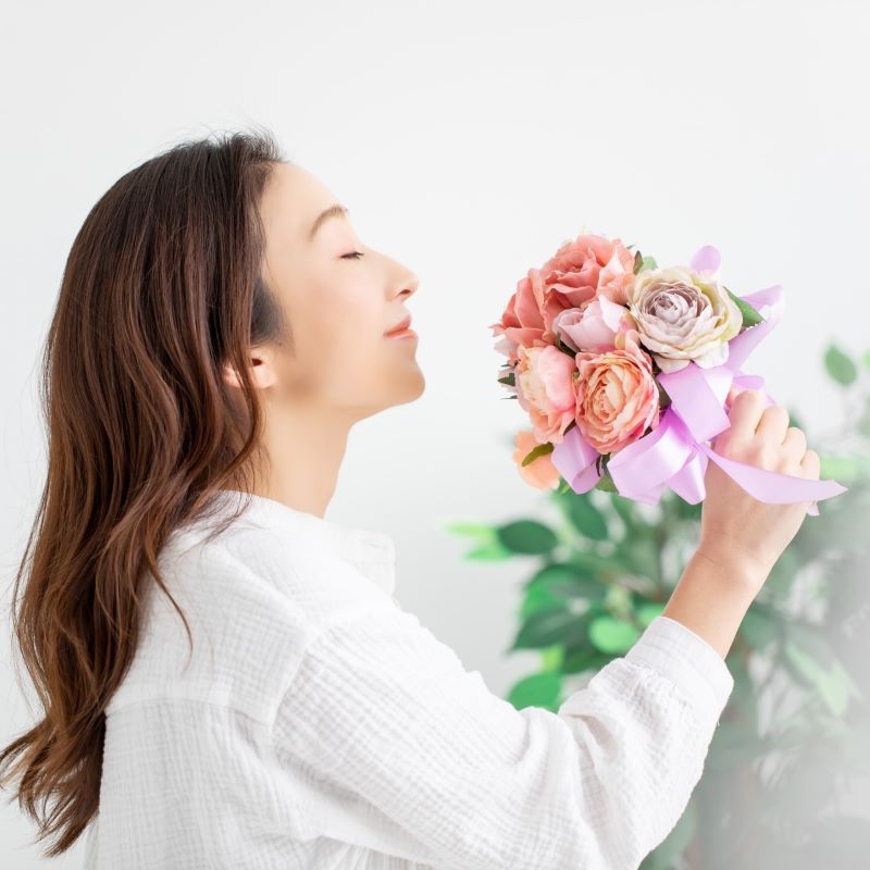 ローズの花束を持つ女性