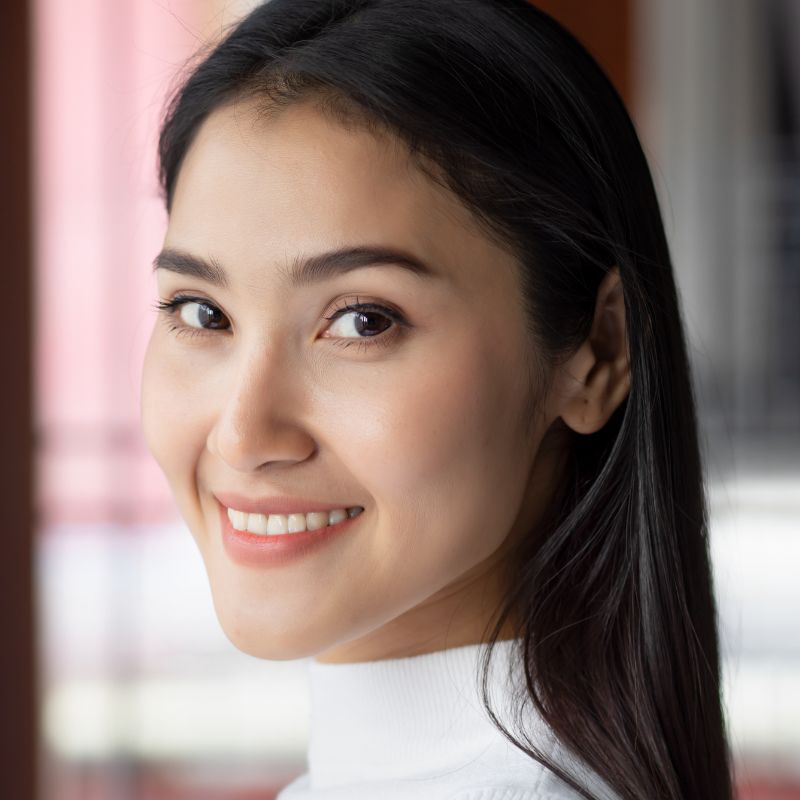 目元が印象的な女性がこちらを見ている