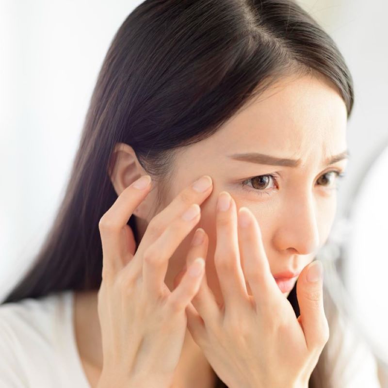 目元を気にする女性