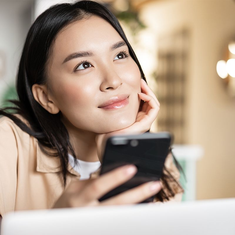 わくわくした表情の女性画像