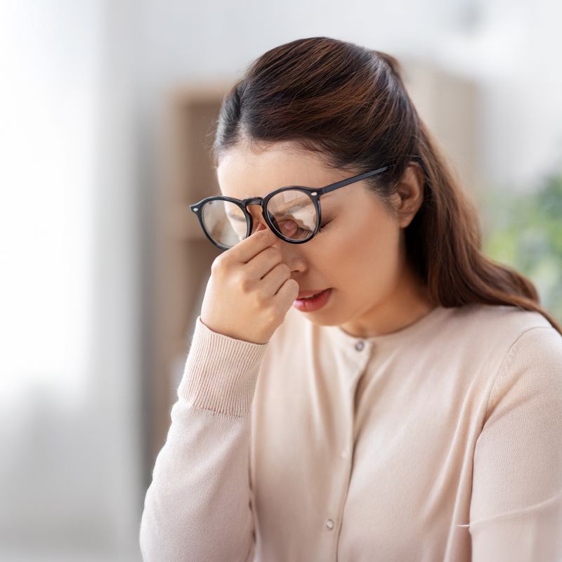 疲れ目の女性の画像